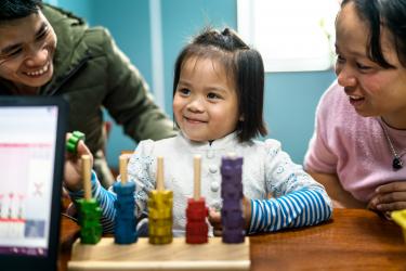 Ein vietnamesisches Mädchen macht einen Hörtest mit Play Audiometrie