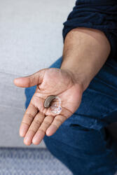 Phonak_Naida-L-PR_Naida-In-The-Hand-of-Man_LR.jpg